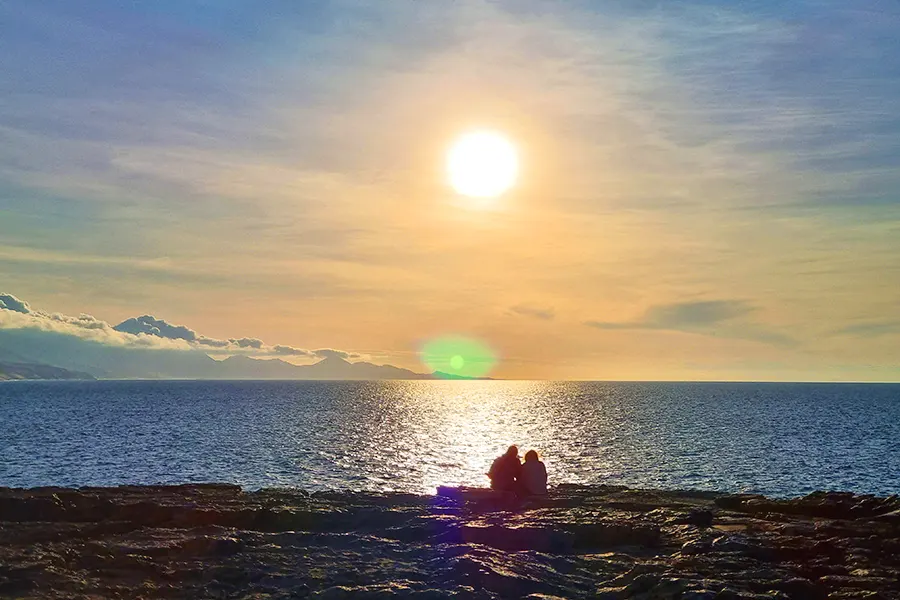 pareja viendo la puesta de sol en Fuerteventura